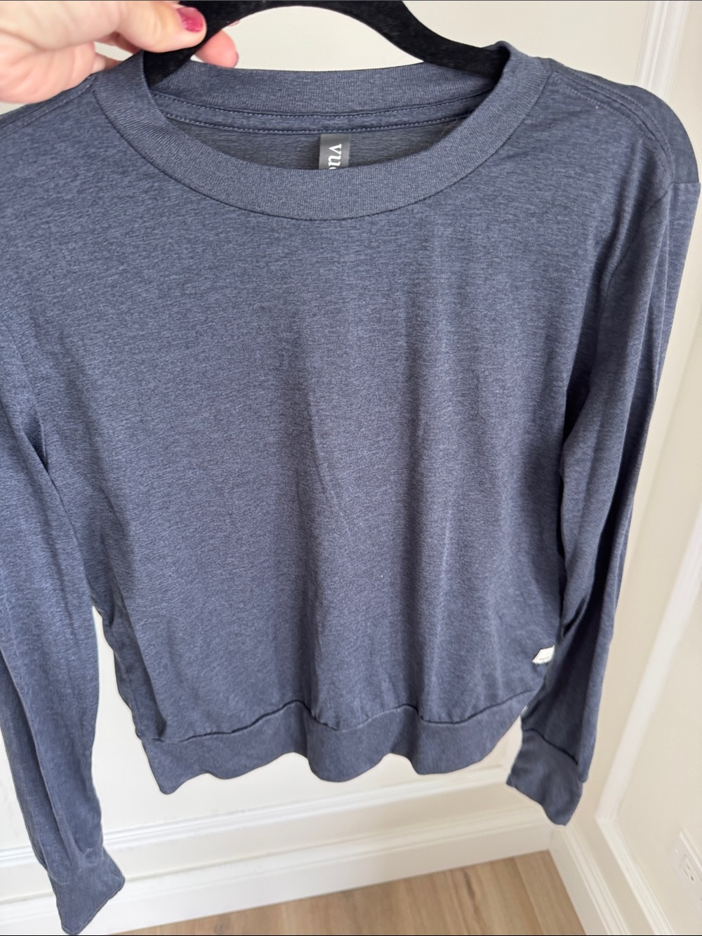 Vuori Long-Sleeve Crewneck Top - Charcoal